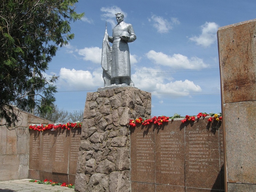 Памятник и стела с именами погибших