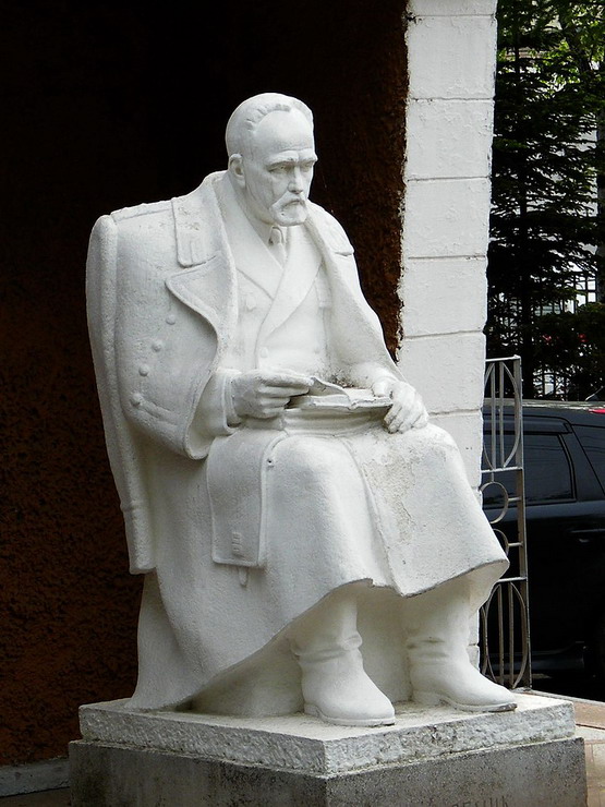 Памятник в Хабаровске