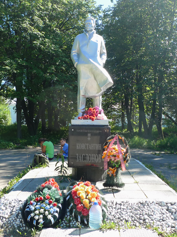 Памятник в Осташкове
