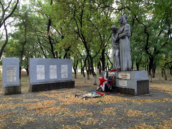 Братская могила в селе Ленинское (общий вид)