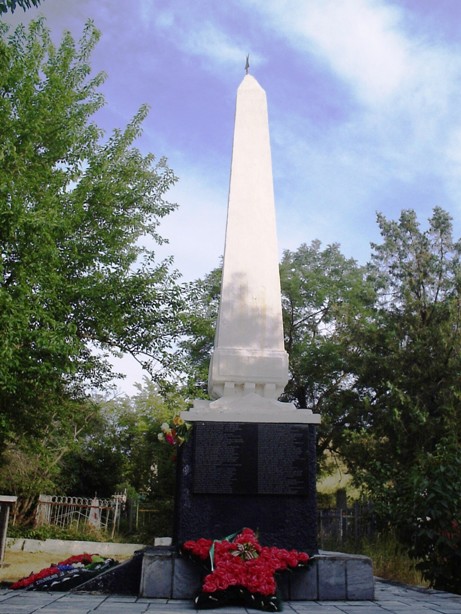 Памятник в Феодосии на братской могиле (вид 1)