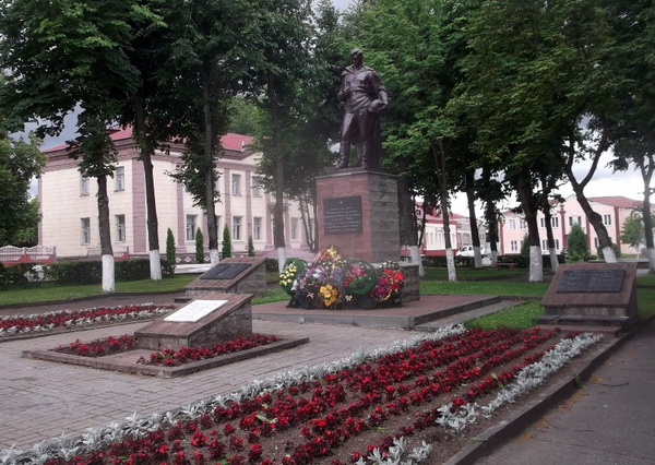 Братская могила в городе Докшицы (общий вид)