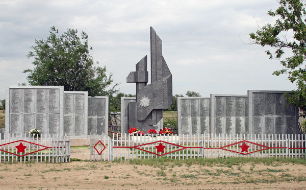 Братская могила на хуторе Дмитриевка (общий вид)