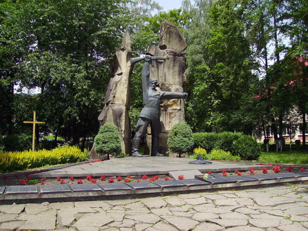 Братская могила в городе Яремче (общий вид)