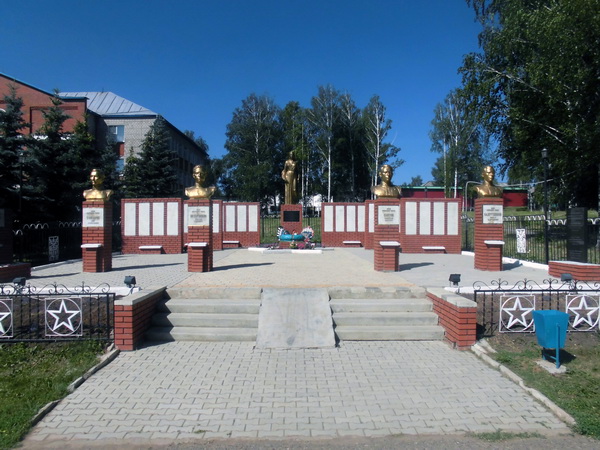 Мемориал в селе Верхние Татышлы (общий вид)