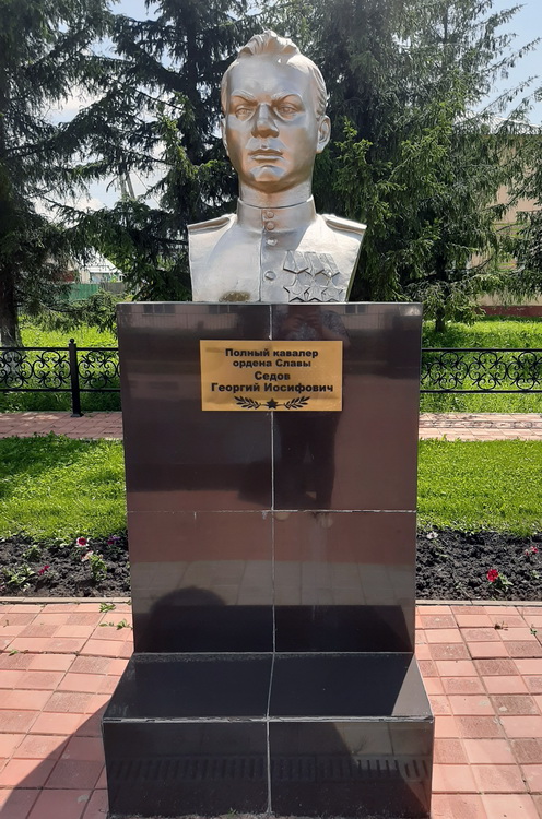 Мемориал Славы в городе Тюкалинск (бюст)