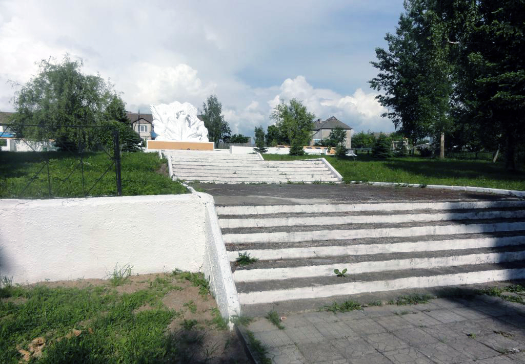 Братская могила в посёлке Ольховатка (общий вид)
