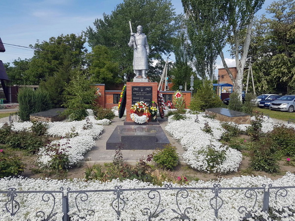 Мемориал в селе Приморка (общий вид)
