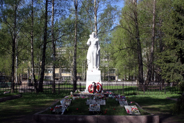 Братская могила в городе Кировск (общий вид)