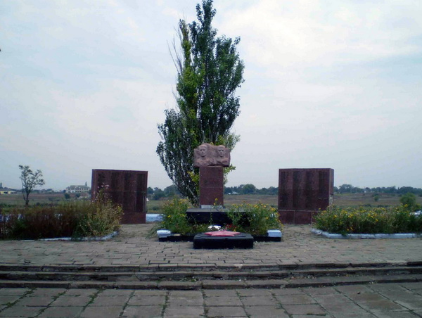 Братская могила в селе Явкино (общий вид)