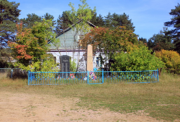 Памятный знак в деревне Ярославичи (общий вид)