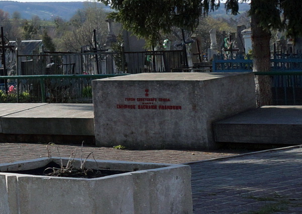 Братская могила в городе Золочёв (вид 2)