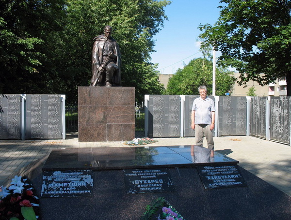 Братская могила в деревне Уборок 