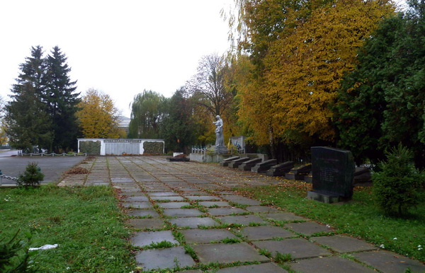 Братская могила в посёлке Иваничи (общий вид)