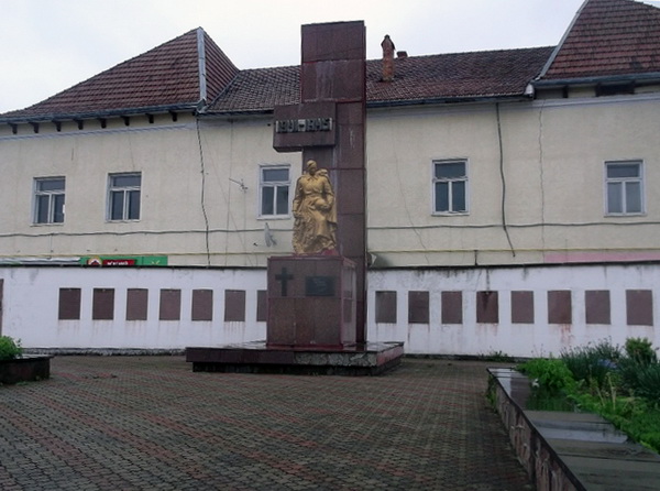 Братская могила в посёлке Рожнятов (общий вид)