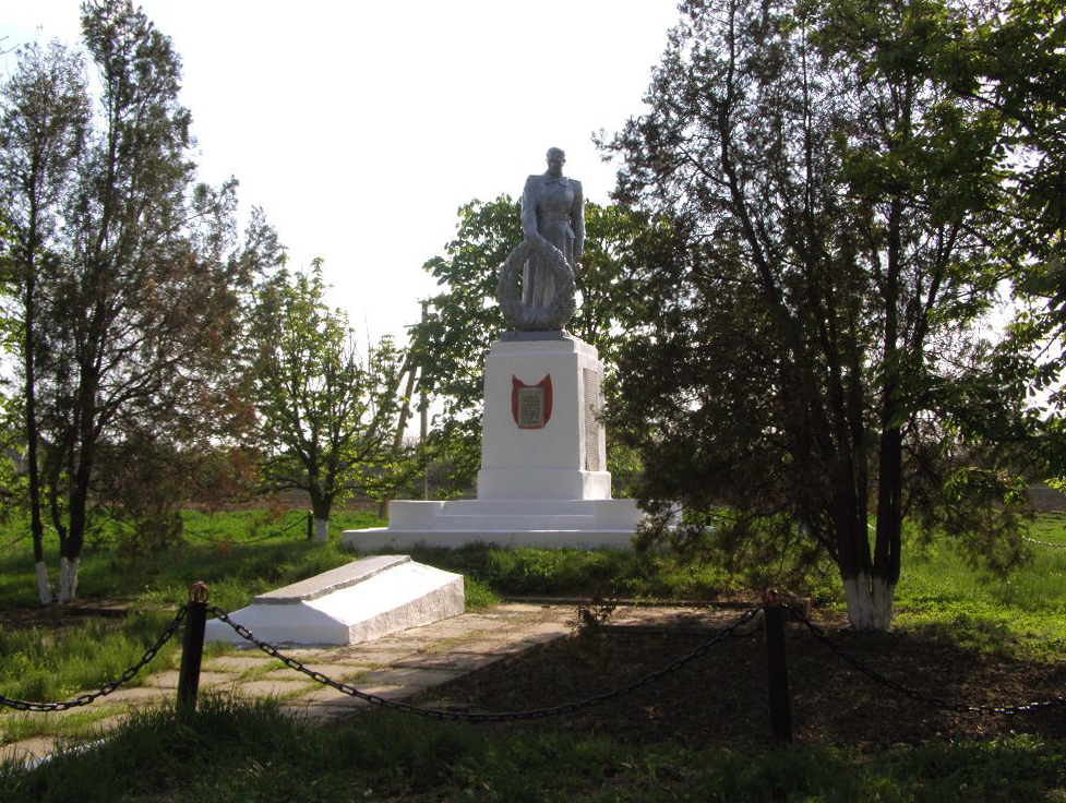 Братская могила в селе Александрополь (общий вид)