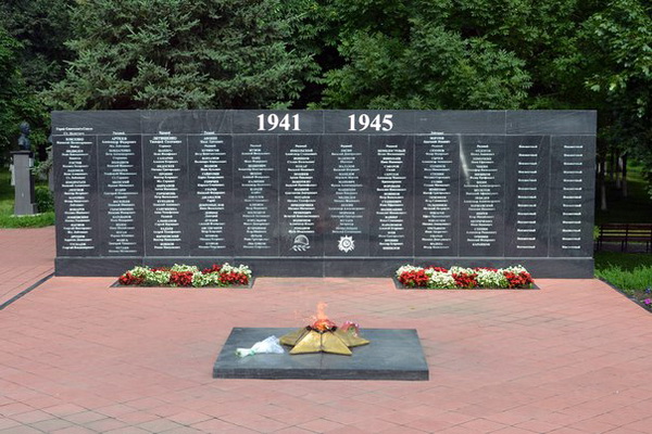 Братская могила в городе Мценск (общий вид)