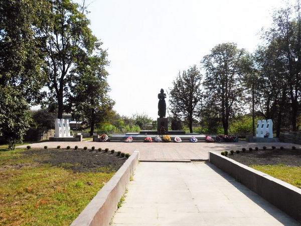Братская могила в деревне Черновчицы (общий вид)