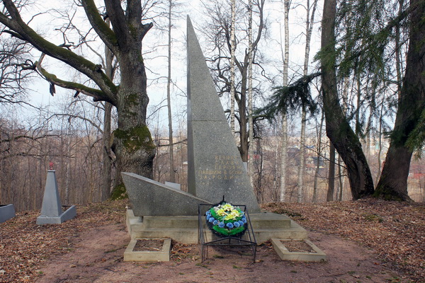 Братская могила в городе Ломоносов (общий вид)