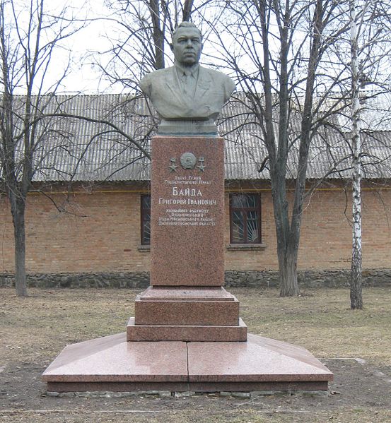 Бюст в селе Леськи