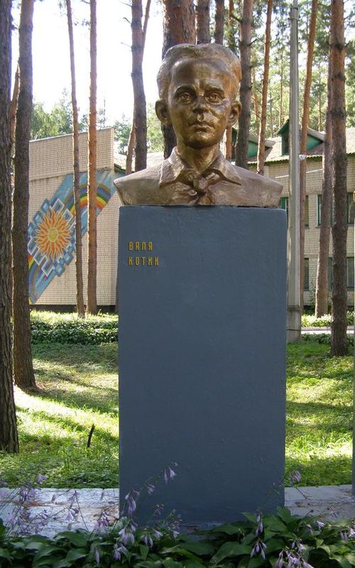 Бюст в селе Сновянка