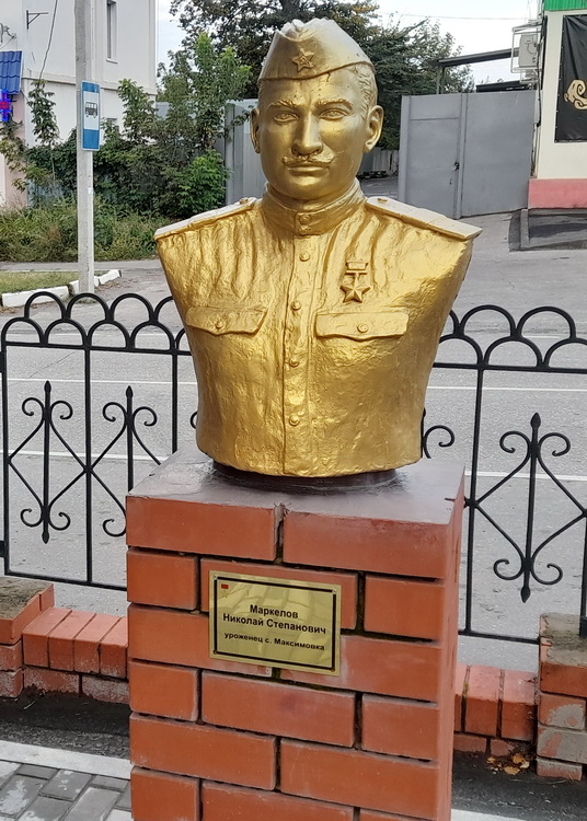 Бюст в п. Базарный Карабулак