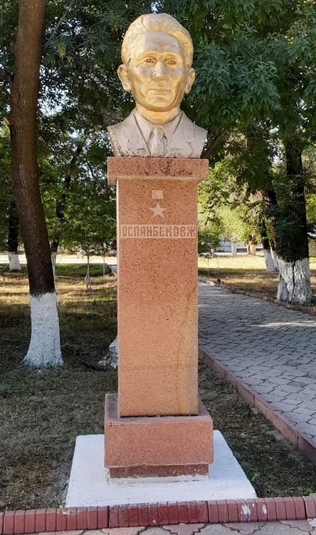 Бюст в с. Толе-би