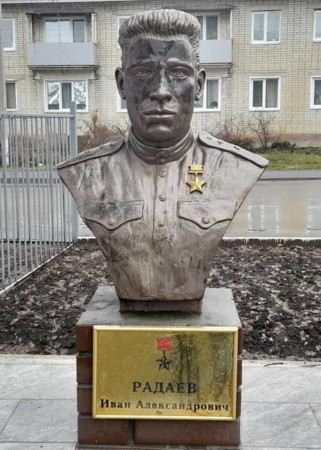 Бюст в с. Балтай