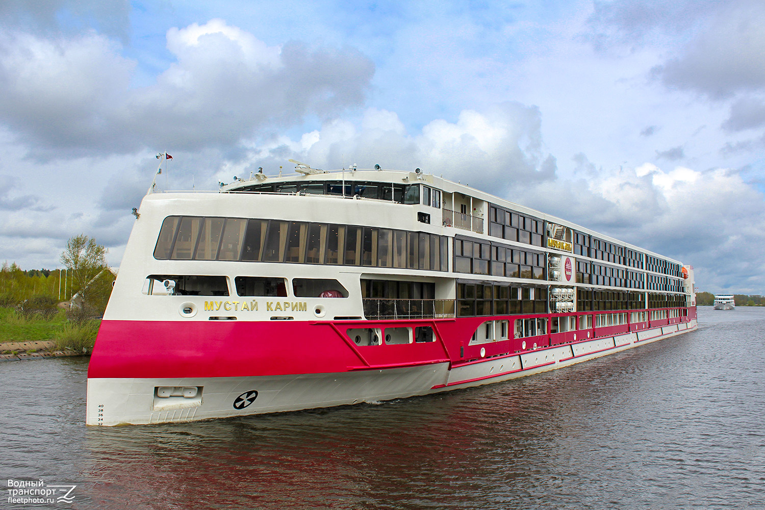 Теплоход «Мустай Карим»