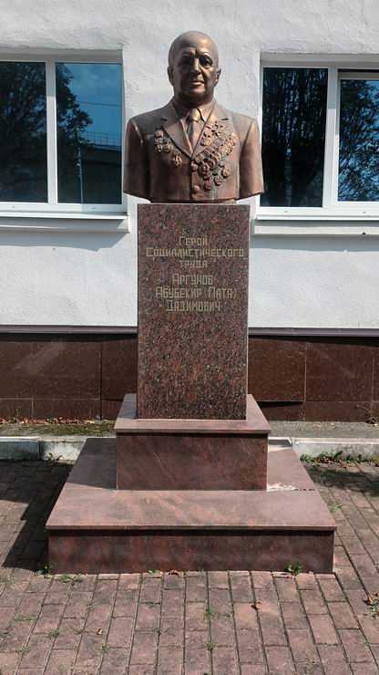 Бюст в ауле Кош-Хабль