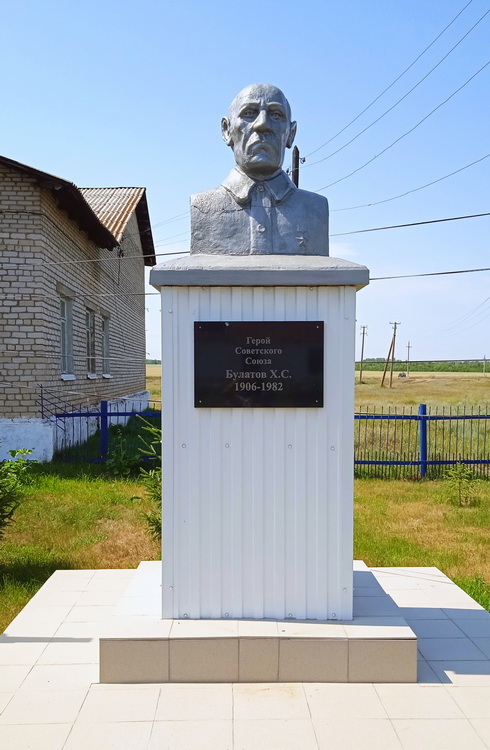 Бюст в селе Чебенли