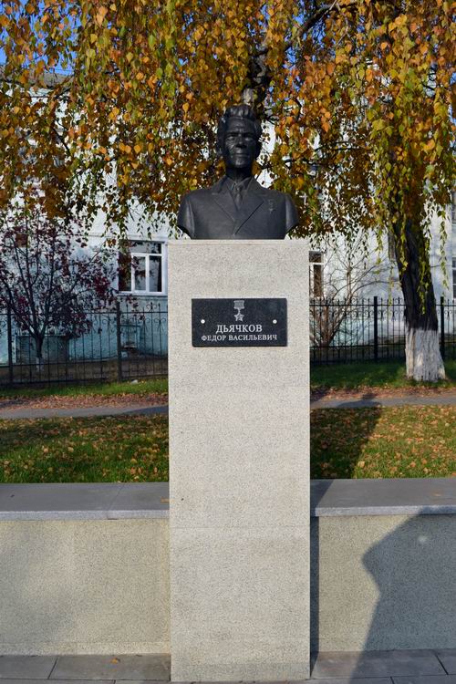 Аллея Героев в городе Россошь (бюст)