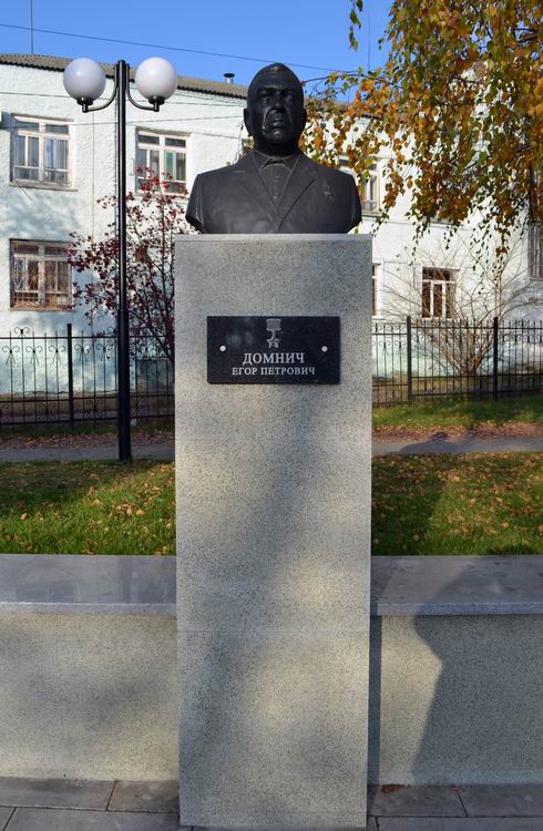 Аллея Героев в городе Россошь (бюст)