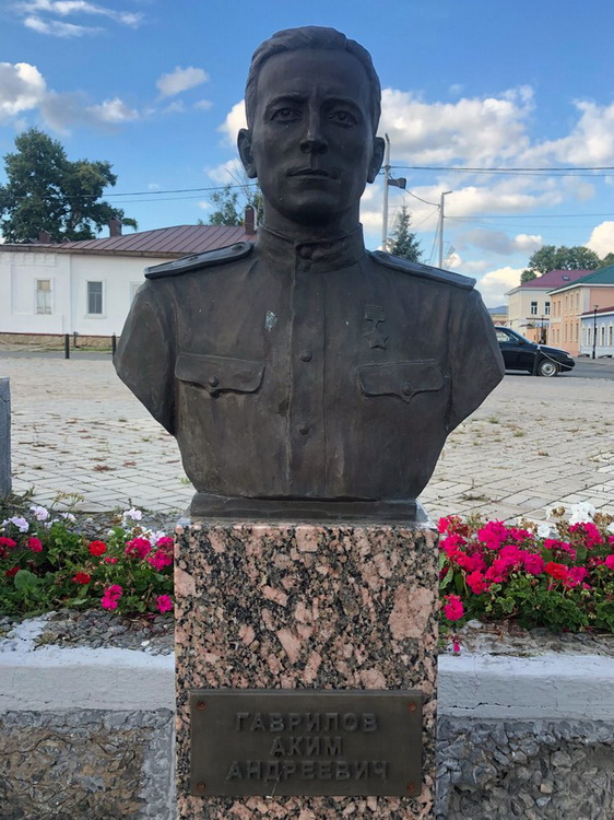 Площадь Памяти в городе Елабуга (бюст)