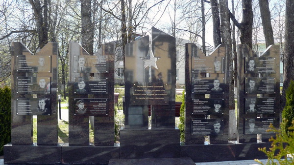 Памятник в посёлке Струги Красные (общий вид)