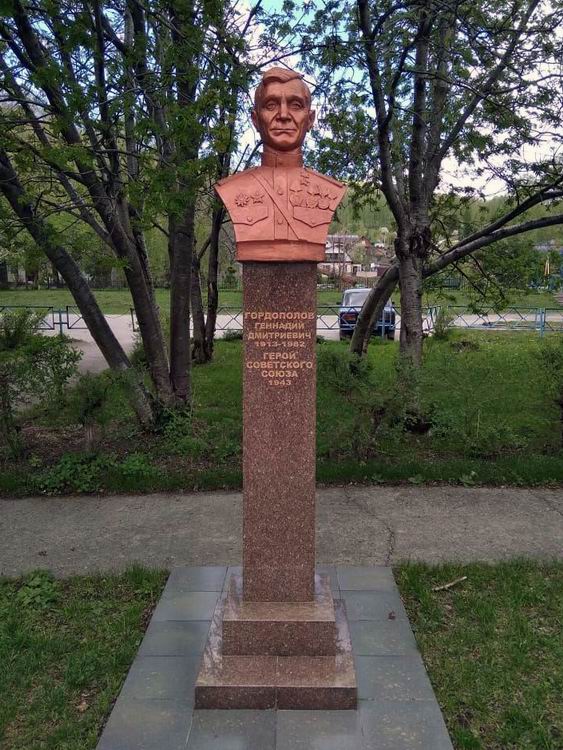 Памятник в посёлке Майна