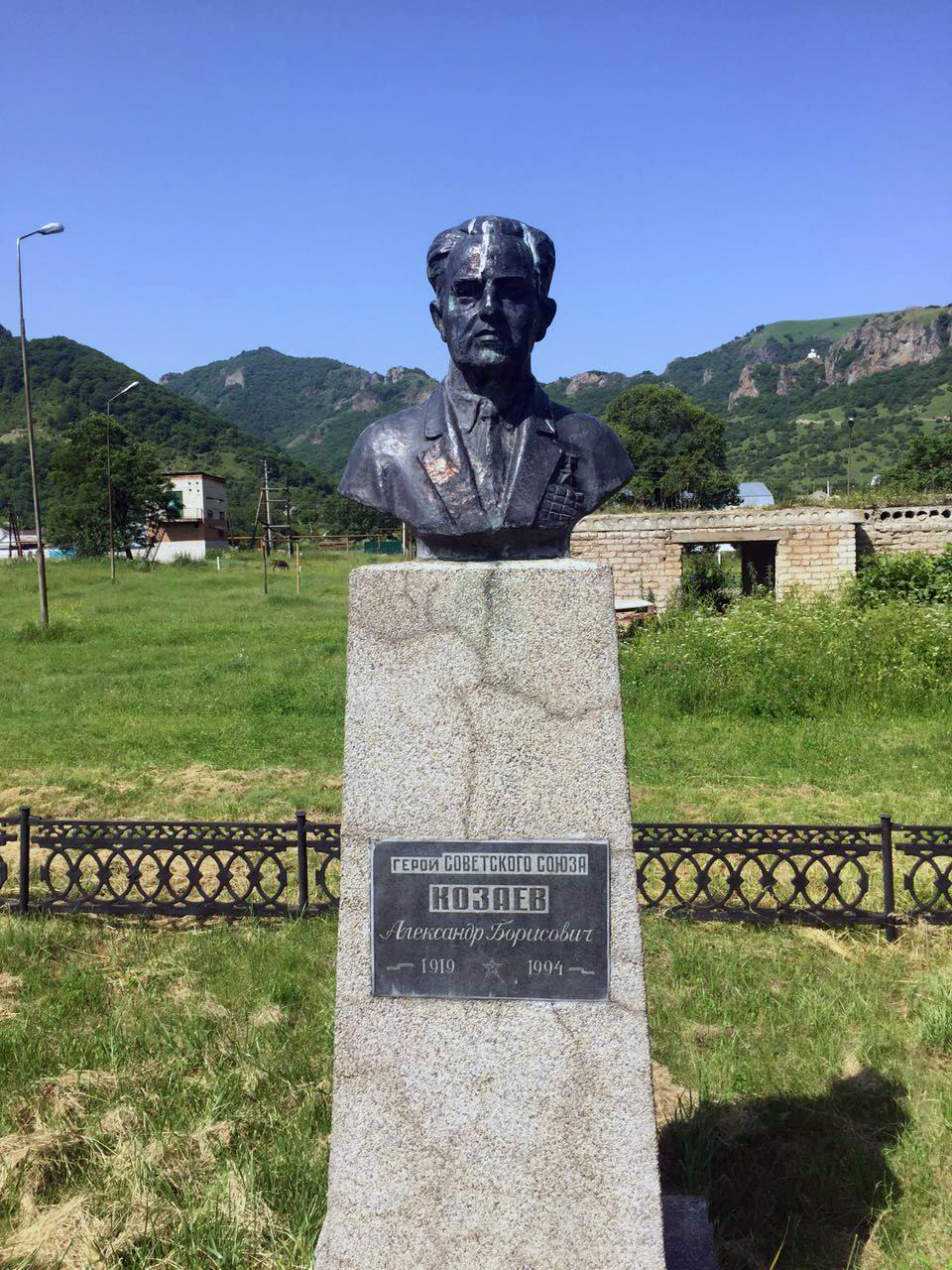 Памятник в селе имени Коста Хетагурова