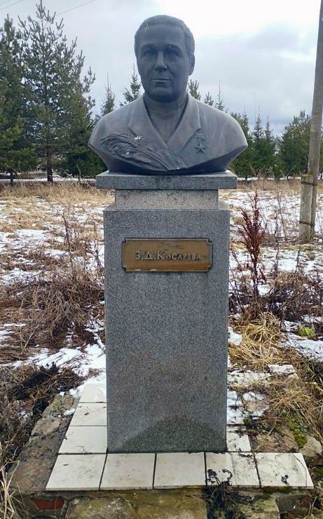 Бюст в селе Никольское 