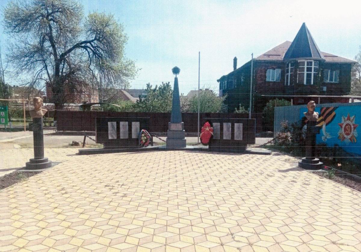 Памятник в посёлке Тлюстенхабль