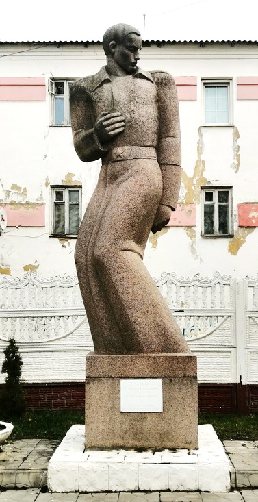 Памятник в Куровском (вид 1)