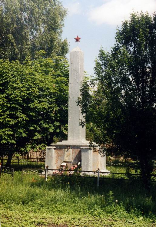 Памятник в селе Медвежье (общий вид)