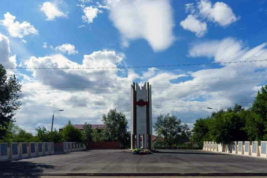 Аллея Памяти в селе Уйское (общий вид)