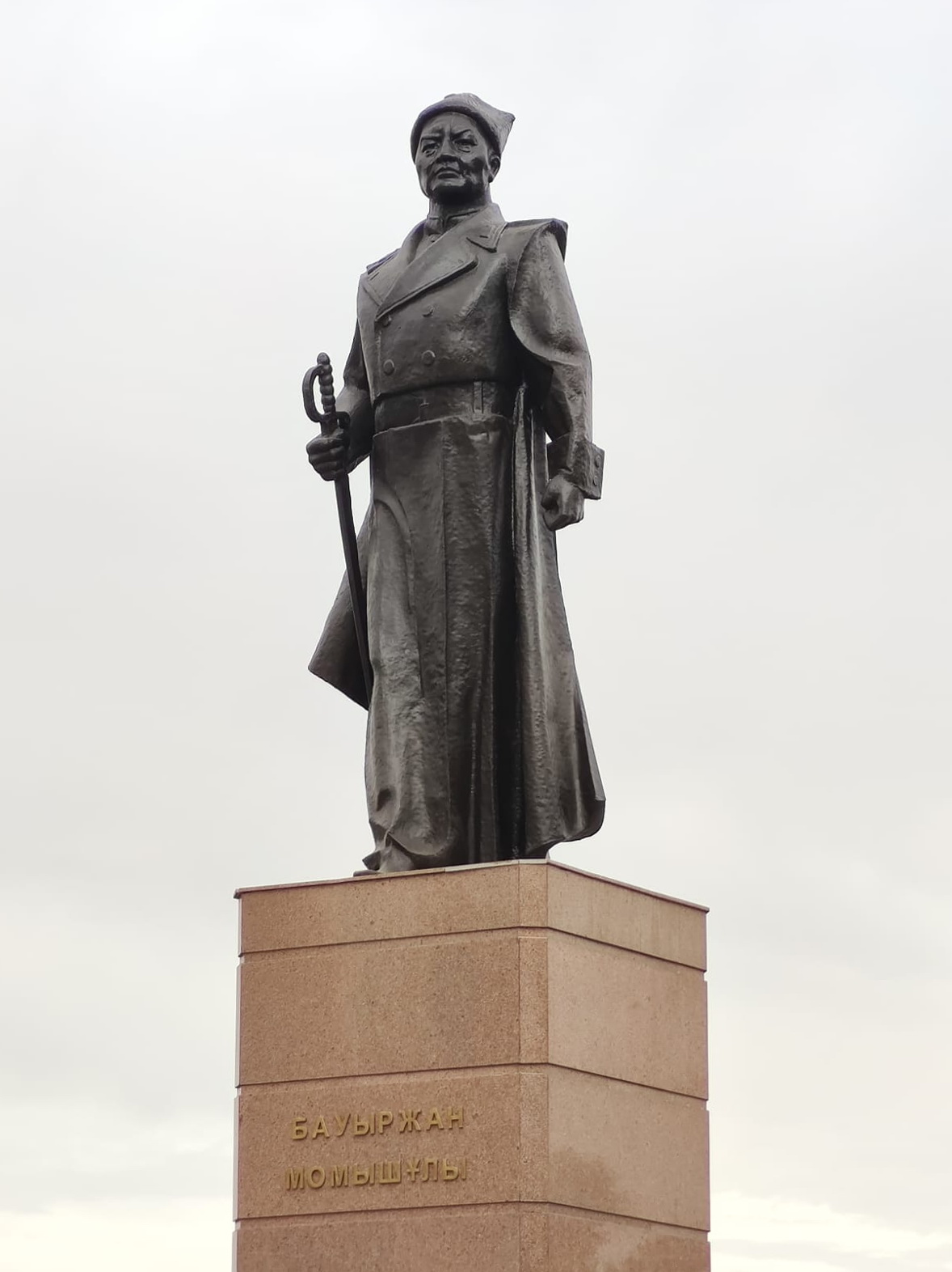 Памятник в Таразе (вид 1)