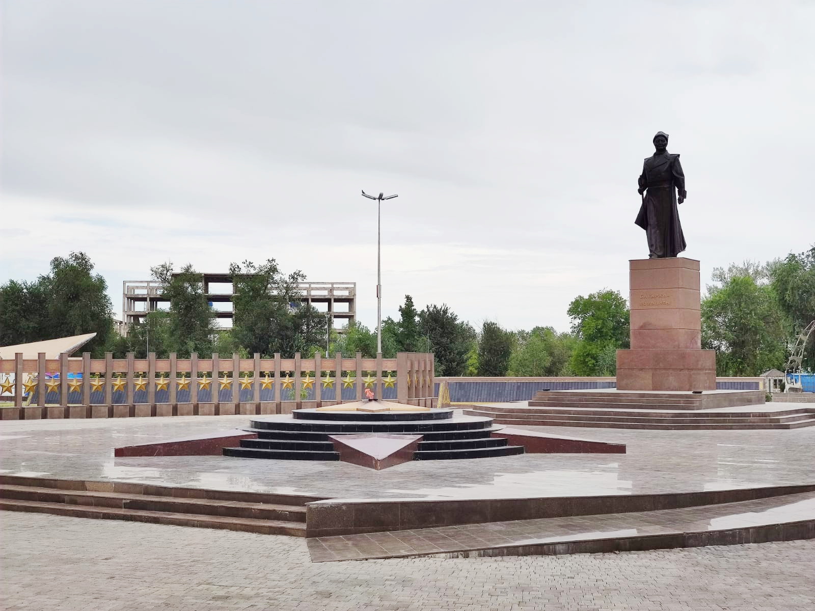 Памятник в Таразе (вид 2)