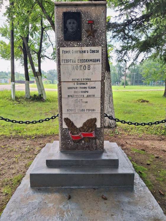 Памятник в селе Фадеевка 