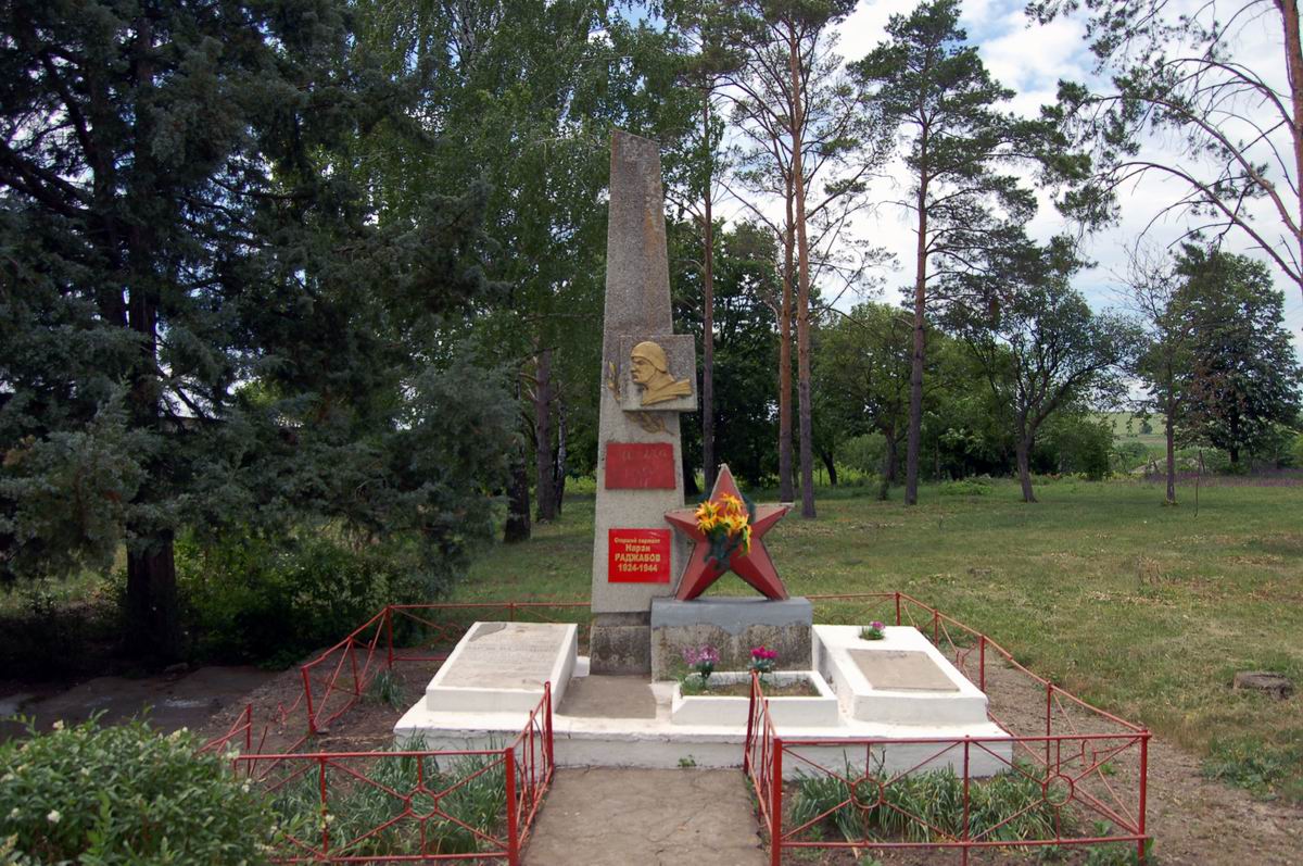 Памятник в селе Старые Негурены (общий вид)