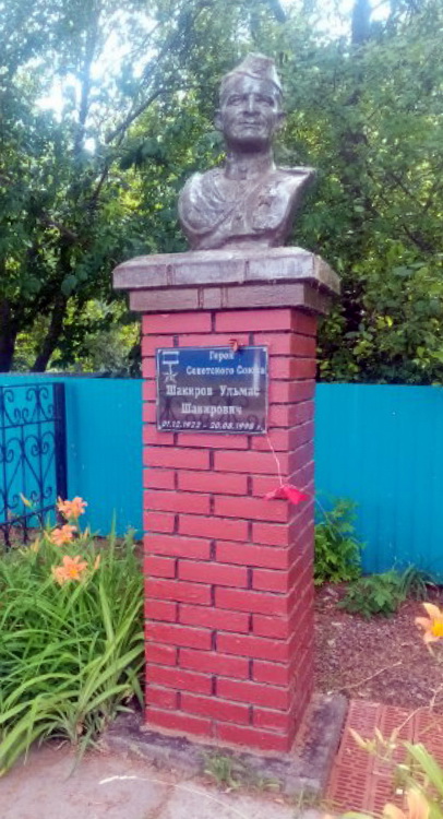 Памятник в деревне Асавка