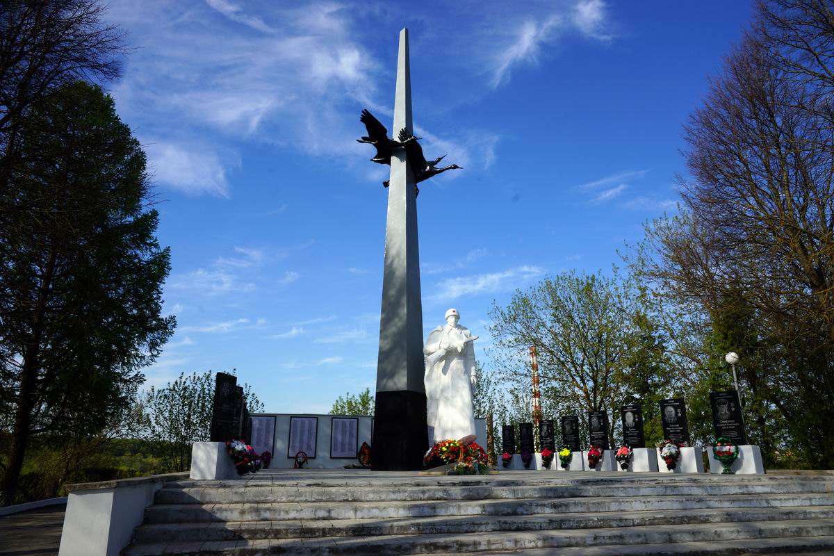 Мемориал в городе Кондрово (общий вид)