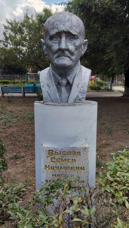 Памятник в посёлке Советское Руно