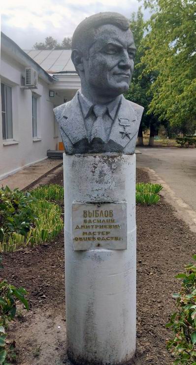 Памятник в посёлке Советское Руно